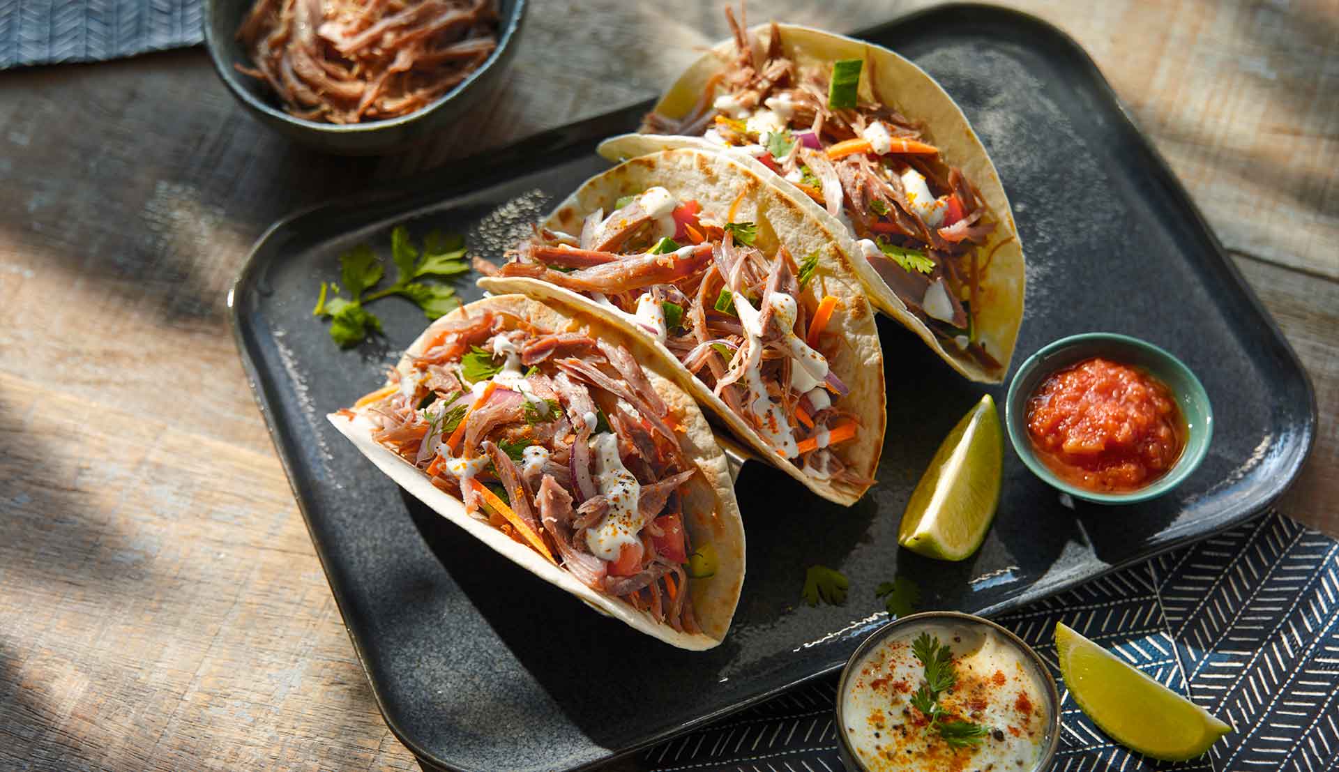 Découvrez l'art de cuisiner le canard confit effiloché à travers nos Tacos exquis. Une symphonie de textures et de goûts à chaque bouchée.